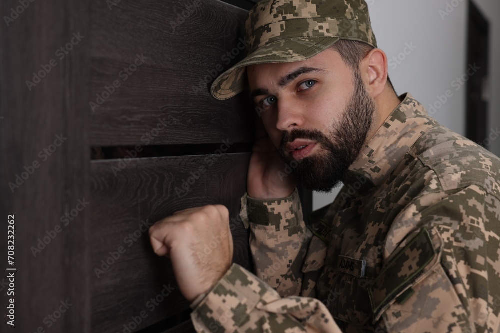 Obraz premium Military commissariat representative knocking on wooden door