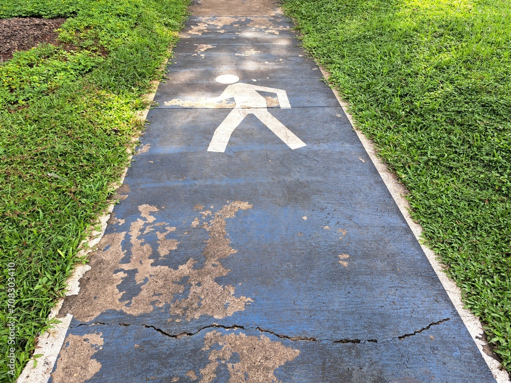 Obraz premium A special pedestrian path on the side of a city road