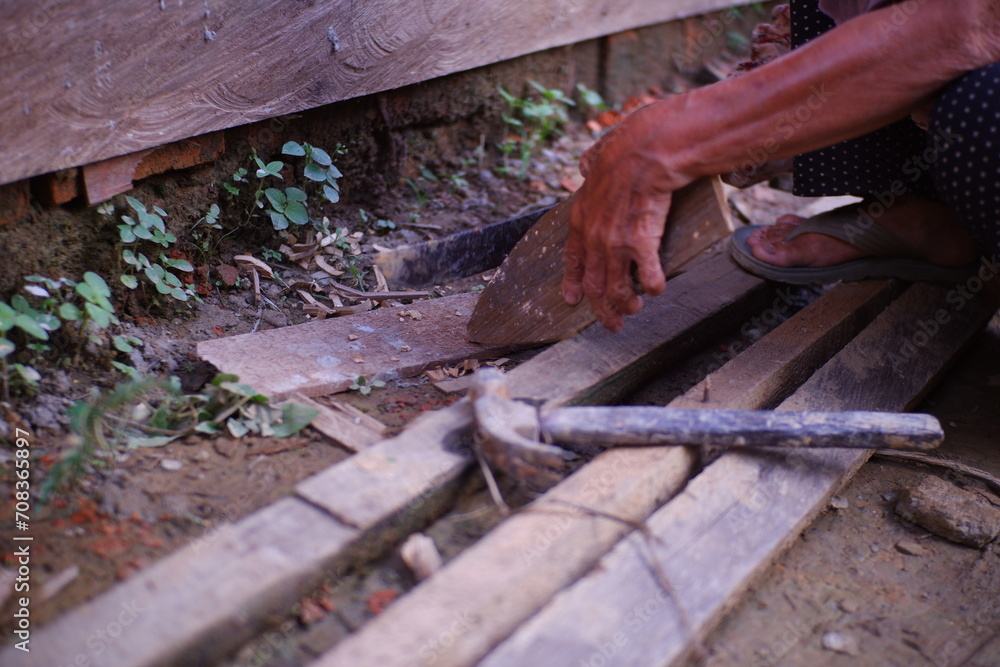 Someone was polishing the wood with a machete. Someone was polishing the wood with a machete.