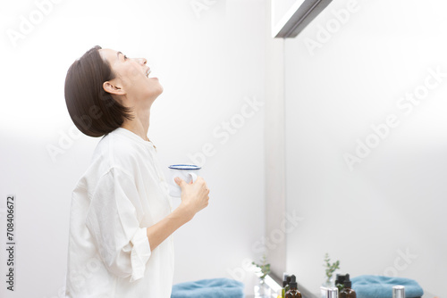 うがいをする女性