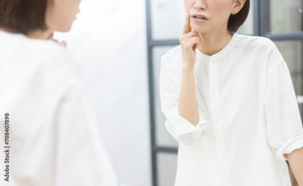 Fototapeta premium 鏡を見ながら肌を見ている40代日本人女性