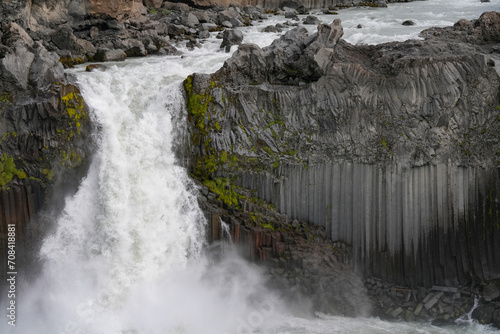 wasser ergiesst sich über einen felsen am aldeyjarfoss photo