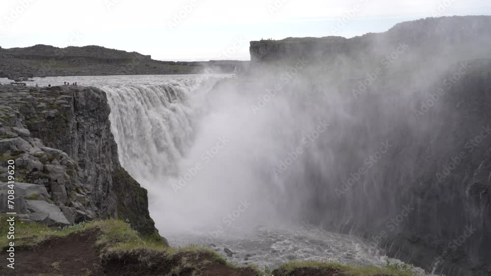 Tosende Wassermassen des Dettifoss in Island Tosende Wassermassen des Dettifoss in Island