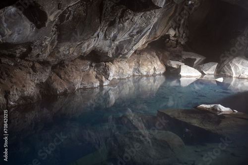 unterirdische Höhle mit warmen Wasser in Island 