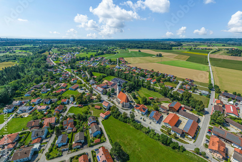 Die Gemeinde Haiming in Oberbayern von oben