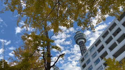 横浜マリンタワーと秋の青空