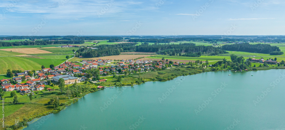 Ausblick auf den Obinger See im oberbayerischen Chiemgau im Luftbild