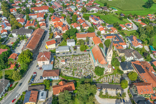 Ausblick auf die Gemeinde Obing im Chiemgauer Alpenvorland in Bayern