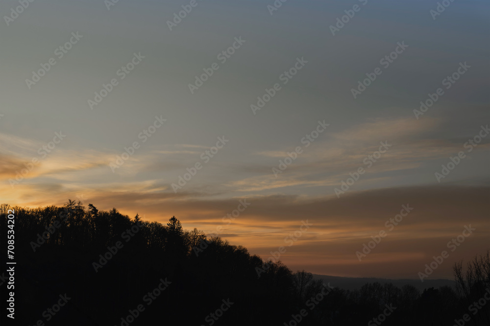 Schönstes weiches Morgenlicht über dem Dammelsberg in Marburg