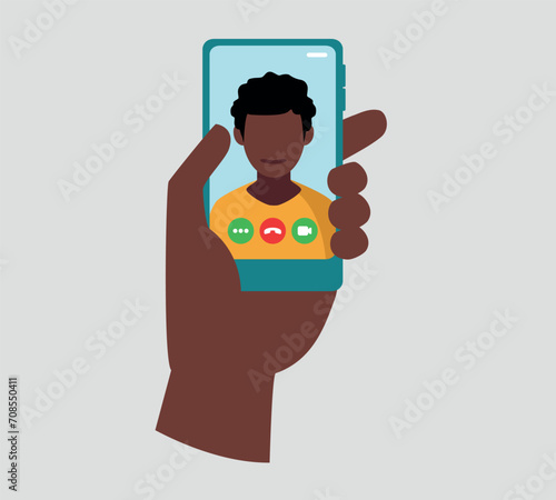 Eine Hand hält ein Smartphone mit einer Videokonferenz auf dem Bildschirm.