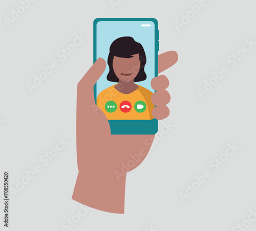 Eine Hand hält ein Smartphone mit einer Videokonferenz auf dem Bildschirm.