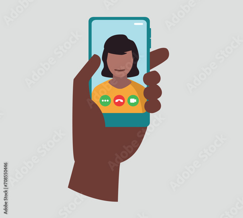 Eine Hand hält ein Smartphone mit einer Videokonferenz auf dem Bildschirm.