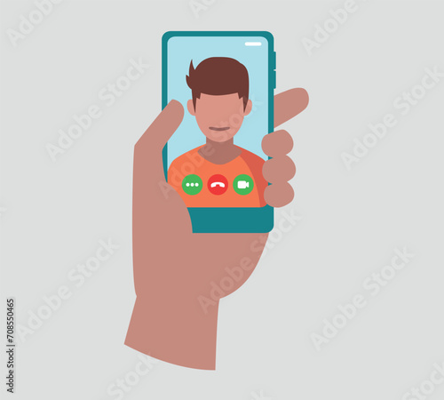 Eine Hand hält ein Smartphone mit einer Videokonferenz auf dem Bildschirm.