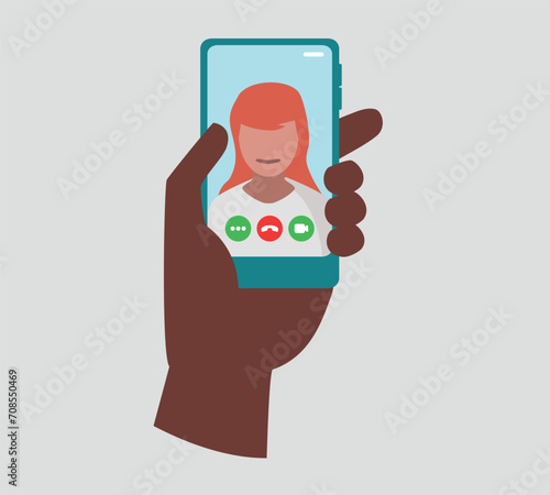 Eine Hand hält ein Smartphone mit einer Videokonferenz auf dem Bildschirm.