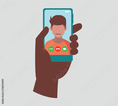 Eine Hand hält ein Smartphone mit einer Videokonferenz auf dem Bildschirm.