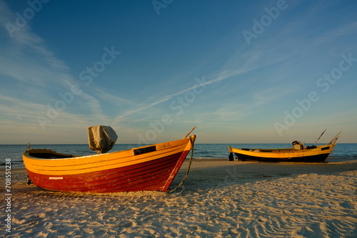Łodzie rybackie na bałtyckiej plaży, Dębki, Polska