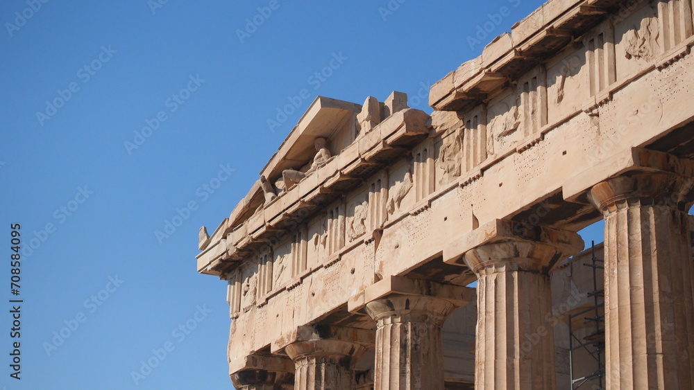 Columnas doradas de Partenón, con sus capitales sobrias, todas de mármol. Fotografiado en la Acrópolis de Atenas, Grecia.
