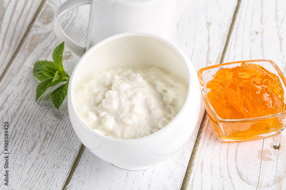 Grain curd with cream and jam