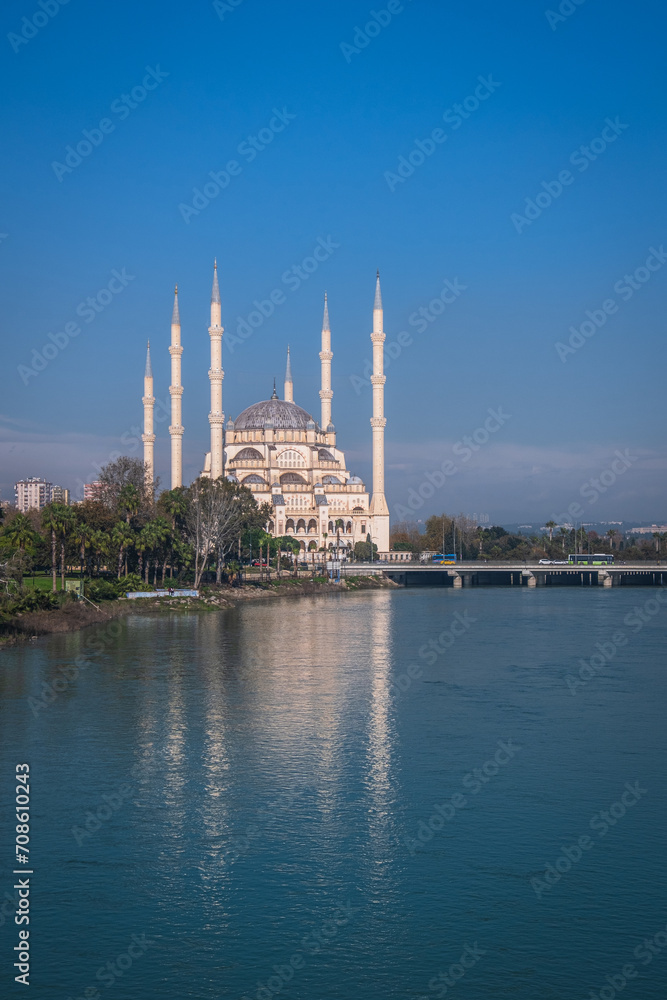 Obraz premium Sabanci Merkez Camii. Central Mosque by the Seyhan River. Adana, Turkey.