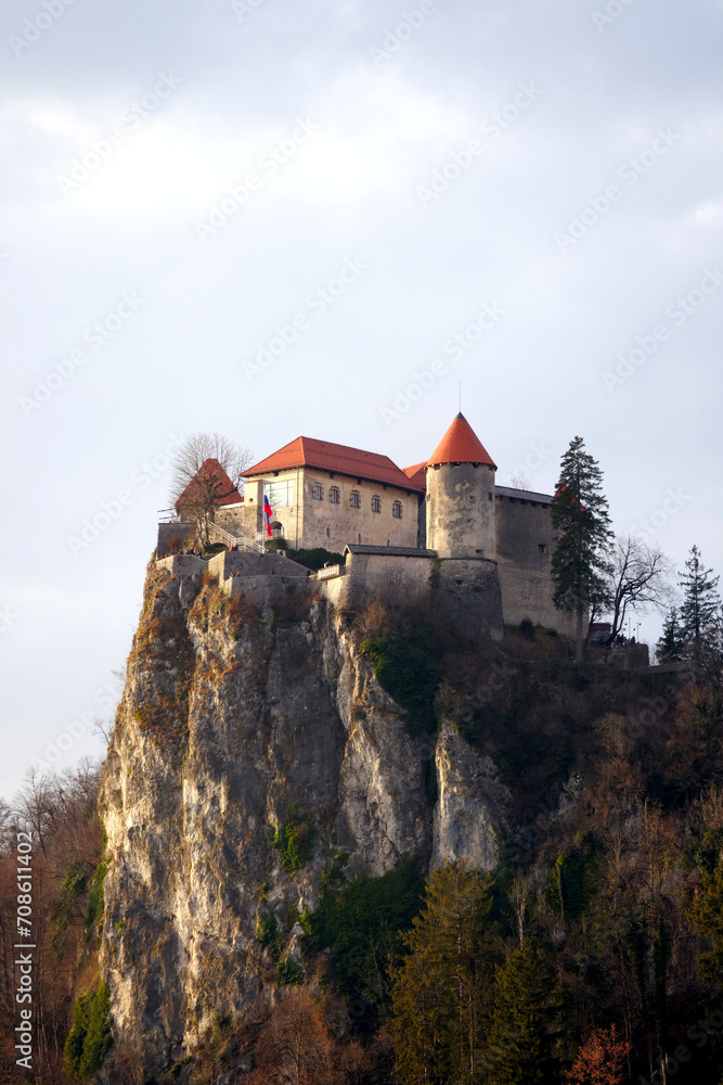 Blick auf die Burg von Bled bei Abendsonne im Winter