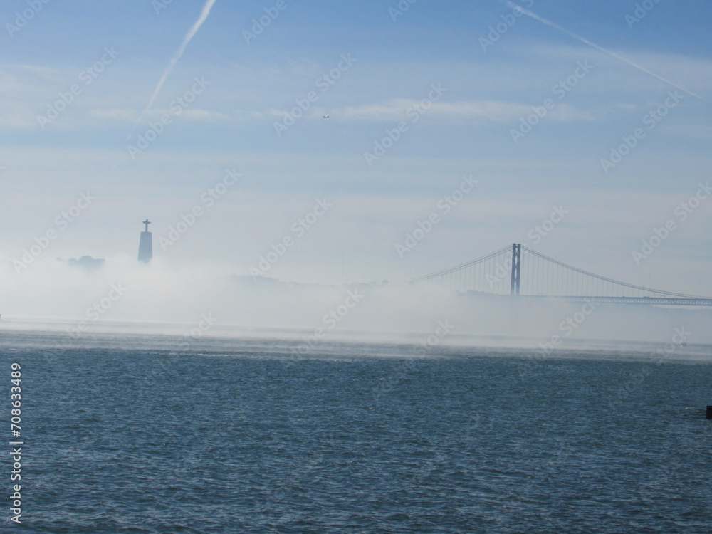 Fototapeta premium Praias do Passeio Marítimo de Algés e Rio Tejo - Lisboa - Portugal