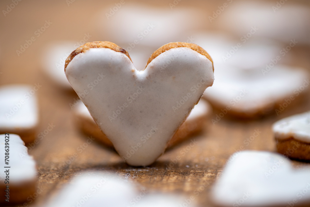 Obraz premium Heart-shaped cinnamon cookies, cookies with white cinnamon icing, arranged