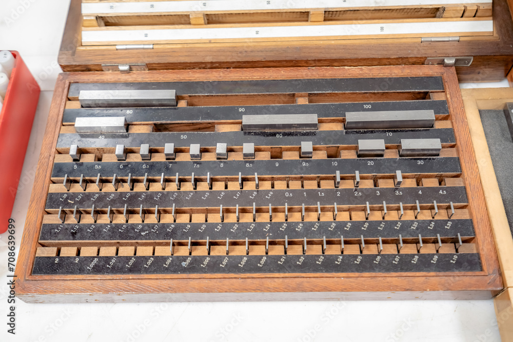 Gauge length measure, length standard, made in the form of a parallelepiped or cylinder made of chromium steel. The ends of the working surfaces are processed with high quality. Gauge length measure, length standard, made in the form of a parallelepiped or cylinder made of chromium steel. The ends of the working surfaces are processed with high quality.