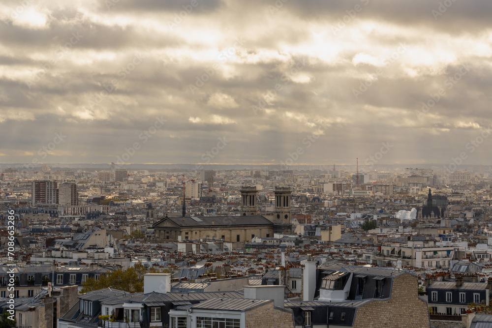 Ciudad de Paris Francia vista aérea panorámica de casas edificios y viviendas al horizonte el cielo con nubes al atardecer