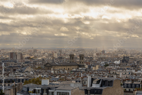 Ciudad de Paris Francia vista aérea panorámica de casas edificios y viviendas al horizonte el cielo con nubes al atardecer