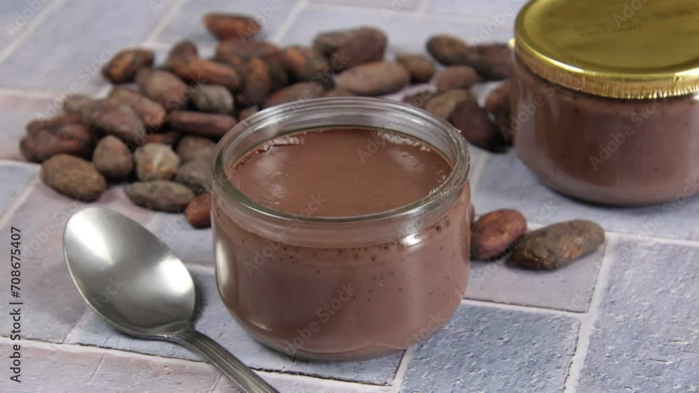 petits pots de crème au chocolat, en gros plan, sur une table petits pots de crème au chocolat, en gros plan, sur une table