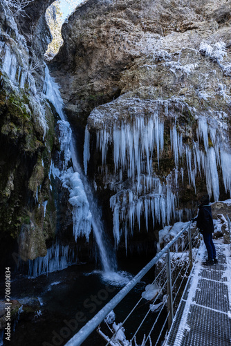 Winterlicher Wasserfall in den Alpen
