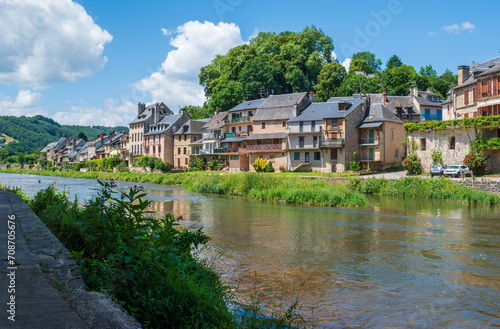 Maisons le long du Lot à Saint-Geniez-d'Olt, Aveyron, France