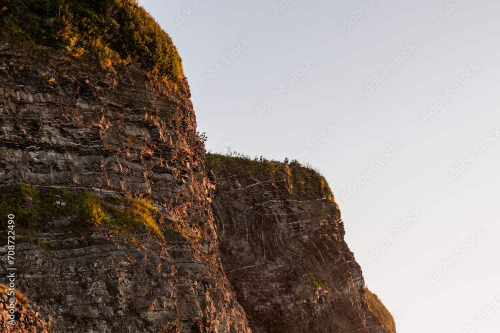 vue sur une haute falaise de roche lors d'un coucher de soleil une soirée d'été 
