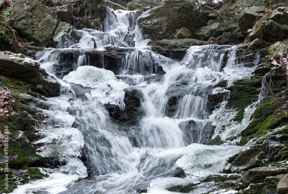 Fototapeta premium Eifel Hohes Venn Winter Eiszapfen Eis Fluss Saw Statte Belgien