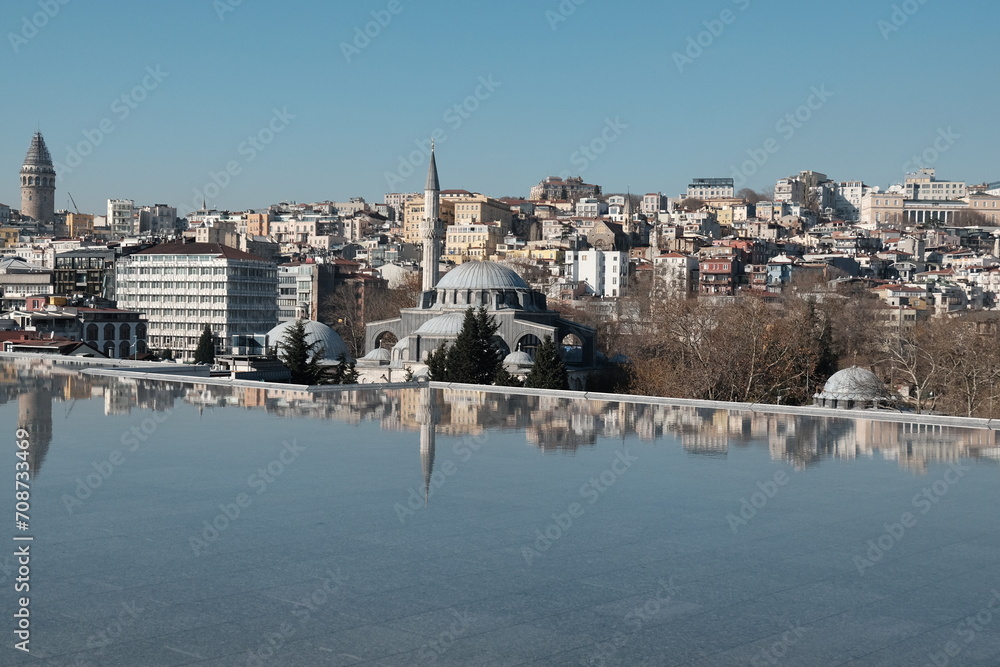 Obraz premium Istanbul City cityscape from Istanbul Museum of Modern Art Rooftop water