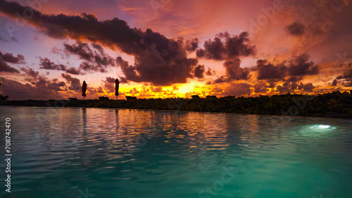 Tiefroter Sonnenuntergang am Meer