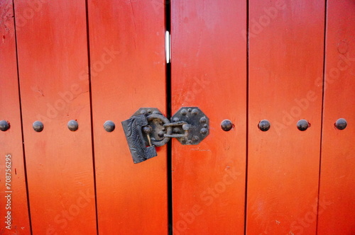 Korean old wooden door with lock © Solpic