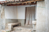 banco de piedra en casa de pueblo con cortinas de tela