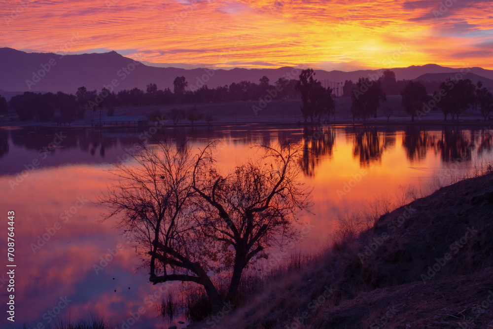 This is a picture of the Sunrise at Lake Ming Bakersfield, CA.