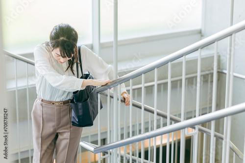 階段を登り疲労するビジネスウーマン
 photo