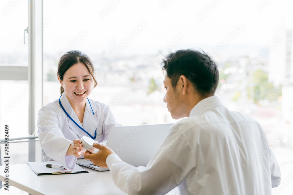 医薬品を勧める医師・医者と患者の中高年男性(肌トラブル・皮膚炎・アトピー)
医薬品を勧める医師・医者と患者の中高年男性(肌トラブル・皮膚炎・アトピー)