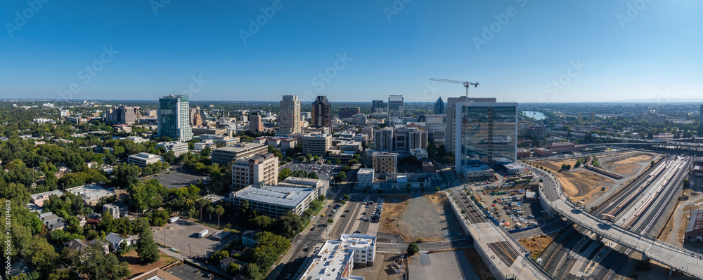 Obraz premium The Tower Bridge in Sacramento, California with the city of of Sacramento in the background and blue sky