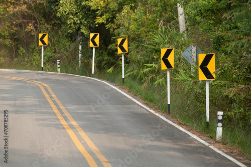 Chevron alignment signs are on right side of the road.