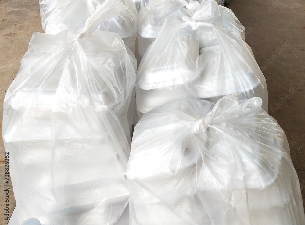 Bulk lunchboxes are packed in white foam boxes.