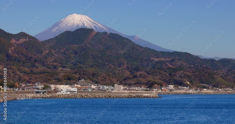 快晴の青空と太陽の光が綺麗な海と富士山 快晴の青空と太陽の光が綺麗な海と富士山