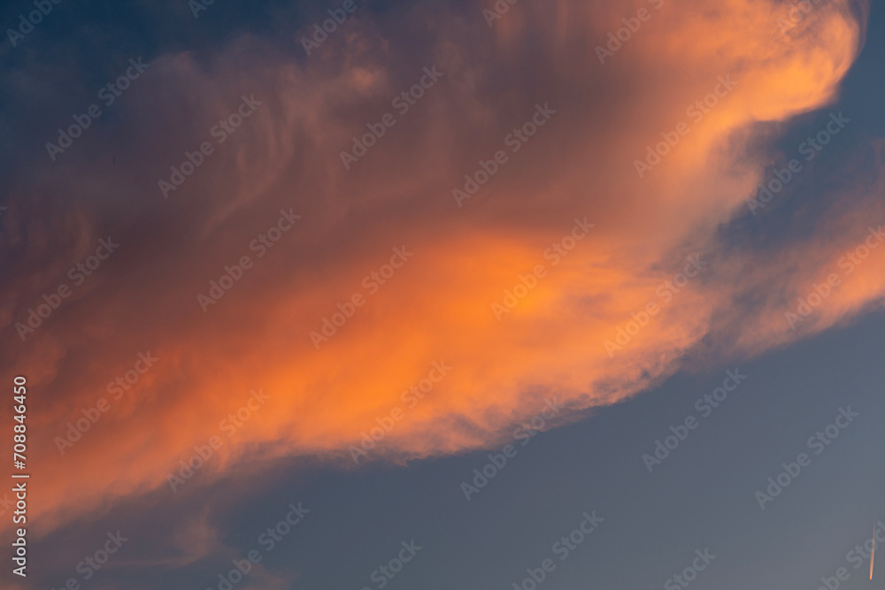 Fototapeta premium 夕日に染まる雲