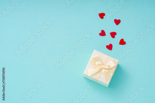 プレゼントとハートのイメージ  © skyandsun