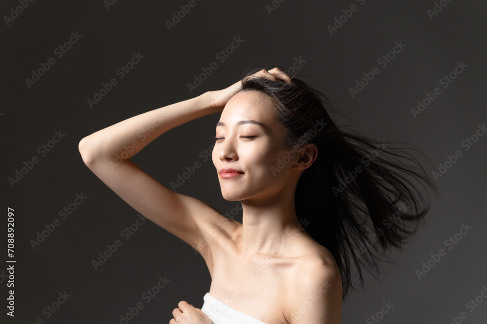 Obraz premium 髪をかきあげる女性 ヘアケア 美容
