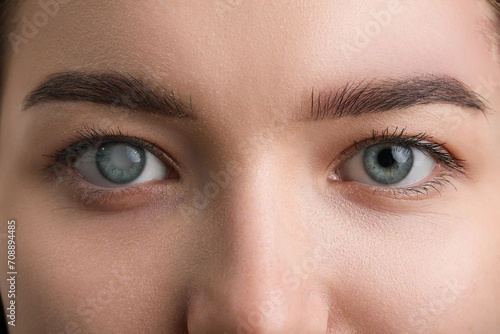 Cuadro en lienzo Young woman with blue eyes, closeup