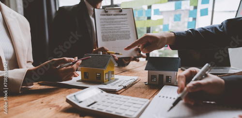 Entrepreneurs, business owners, accountants and real estate agents. Presenting village projects Budget calculation Insurance for buying a home Financial risks to customers and investors.